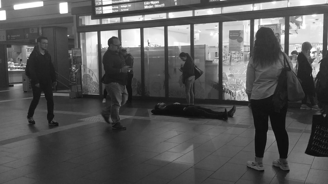 Project Fearless Challenge #11 – Powernap auf dem Bahnhofsboden