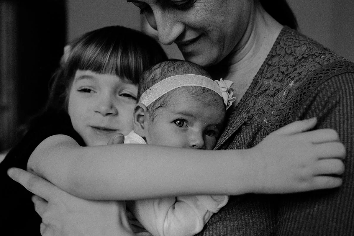 nyc family and newborn photographer mom, big sister and newborn cuddle
