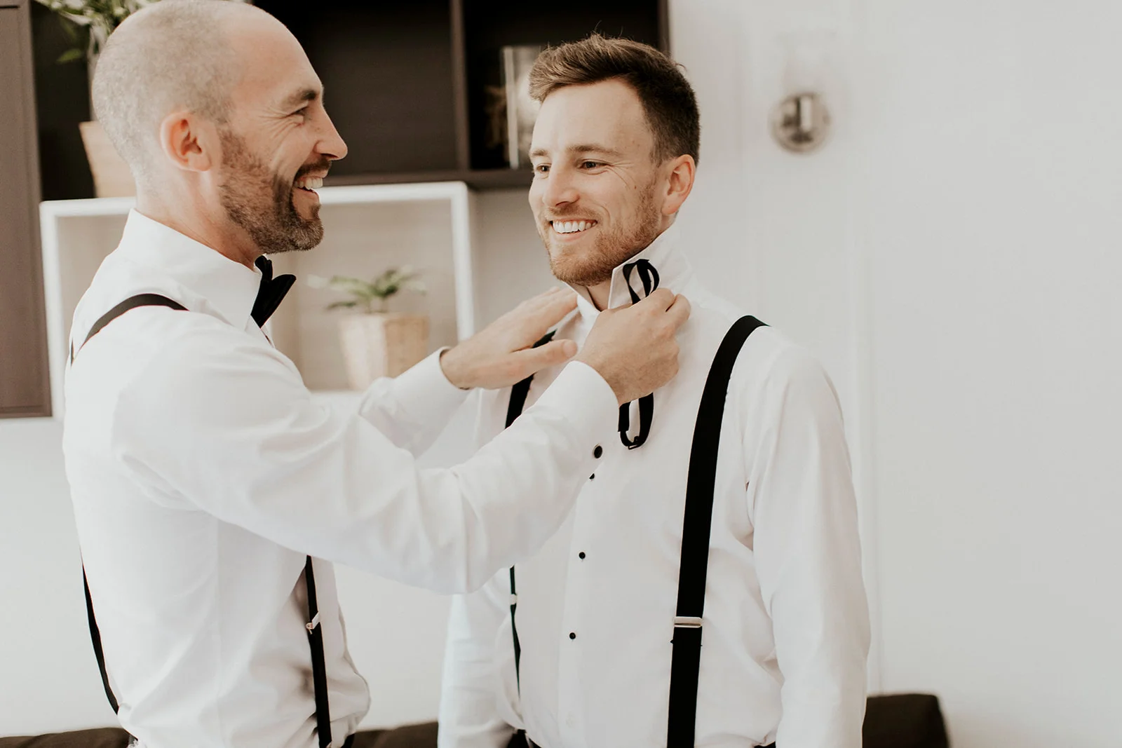 Brandon and Emilie’s wedding at the stunning @pavillondelajamaique blended modern elegance with natural charm in the heart of Montreal. Thoughtfully planned by @stori.events, the celebration featured refined details, lush floral arrangements by @elle