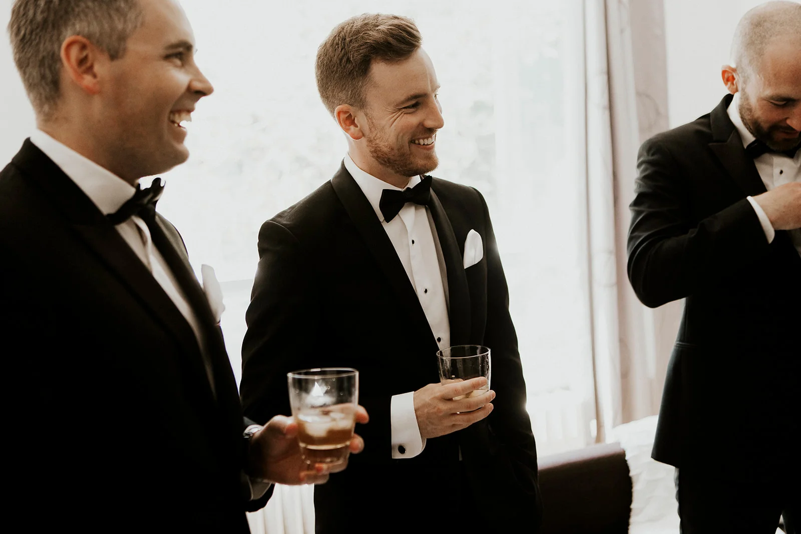 Brandon and Emilie’s wedding at the stunning @pavillondelajamaique blended modern elegance with natural charm in the heart of Montreal. Thoughtfully planned by @stori.events, the celebration featured refined details, lush floral arrangements by @elle