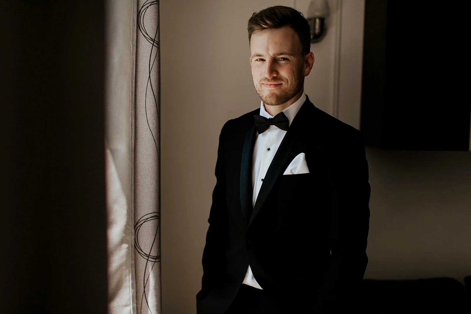 Brandon and Emilie’s wedding at the stunning @pavillondelajamaique blended modern elegance with natural charm in the heart of Montreal. Thoughtfully planned by @stori.events, the celebration featured refined details, lush floral arrangements by @elle