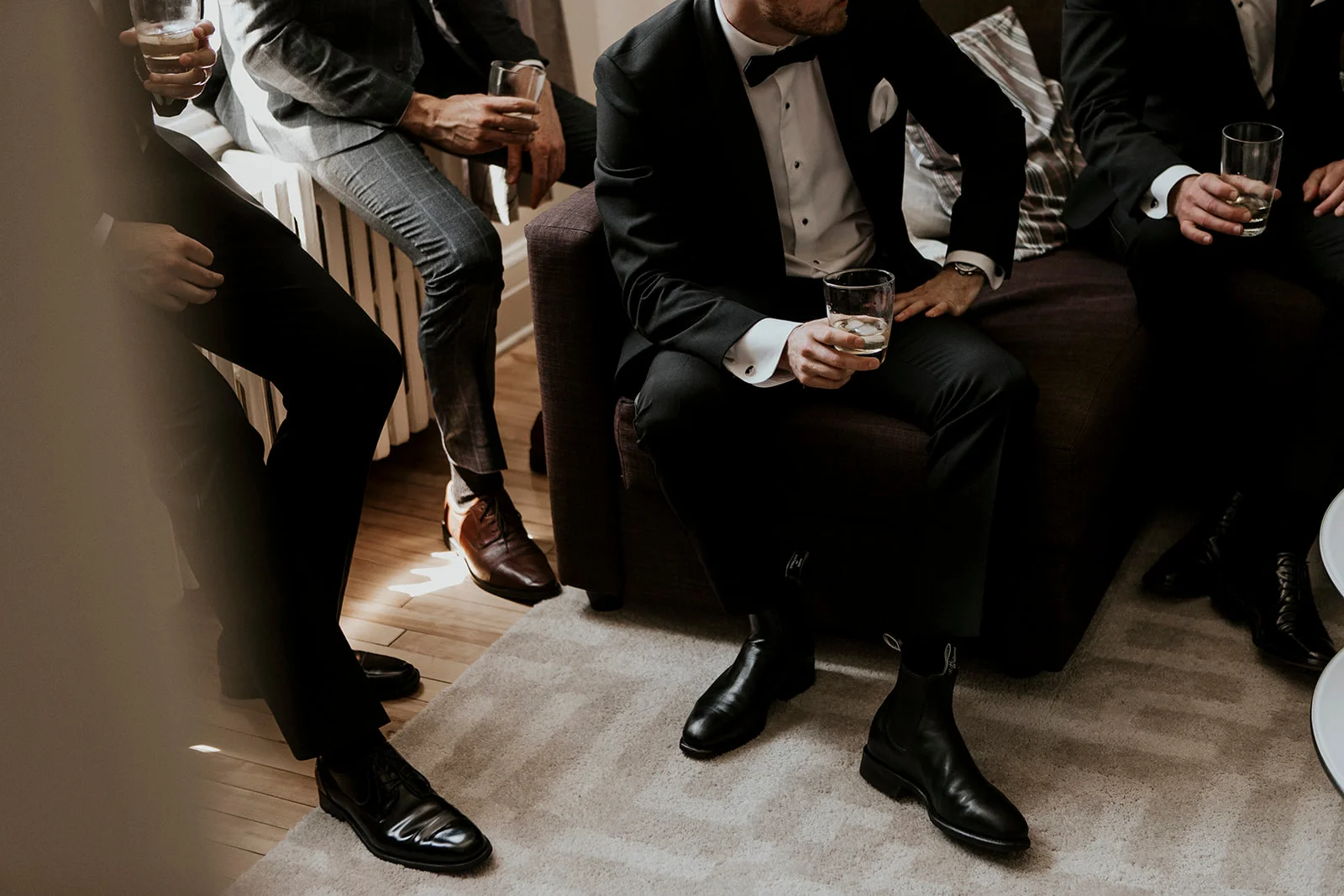 Brandon and Emilie’s wedding at the stunning @pavillondelajamaique blended modern elegance with natural charm in the heart of Montreal. Thoughtfully planned by @stori.events, the celebration featured refined details, lush floral arrangements by @elle
