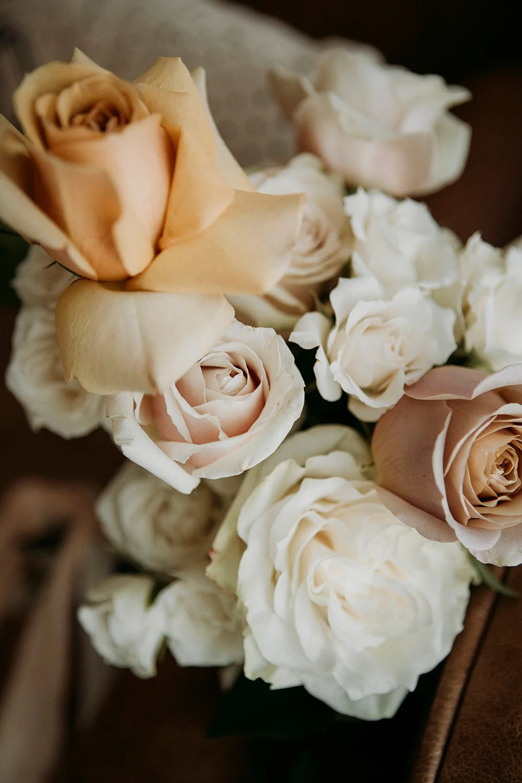Brandon and Emilie’s wedding at the stunning @pavillondelajamaique blended modern elegance with natural charm in the heart of Montreal. Thoughtfully planned by @stori.events, the celebration featured refined details, lush floral arrangements by @elle