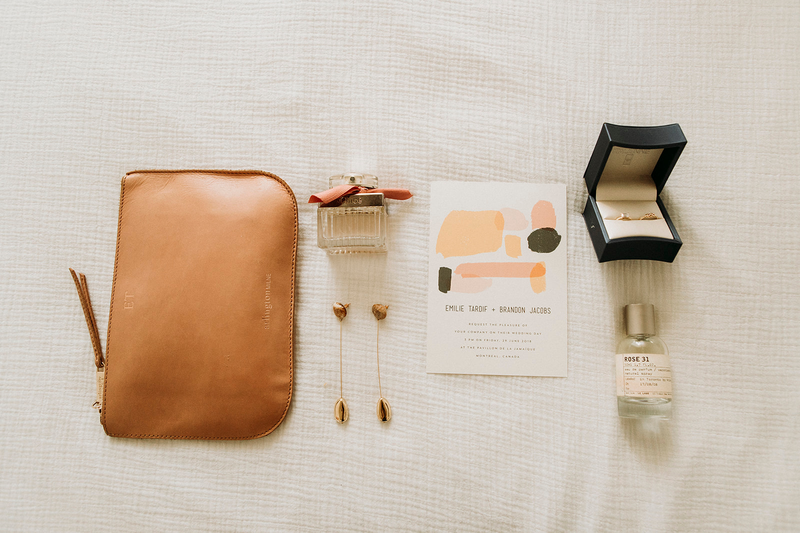 Brandon and Emilie’s wedding at the stunning @pavillondelajamaique blended modern elegance with natural charm in the heart of Montreal. Thoughtfully planned by @stori.events, the celebration featured refined details, lush floral arrangements by @elle