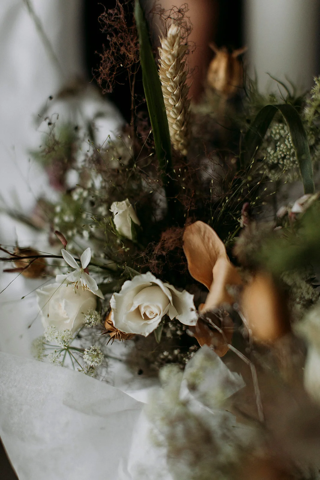 Brandon and Emilie’s wedding at the stunning @pavillondelajamaique blended modern elegance with natural charm in the heart of Montreal. Thoughtfully planned by @stori.events, the celebration featured refined details, lush floral arrangements by @elle