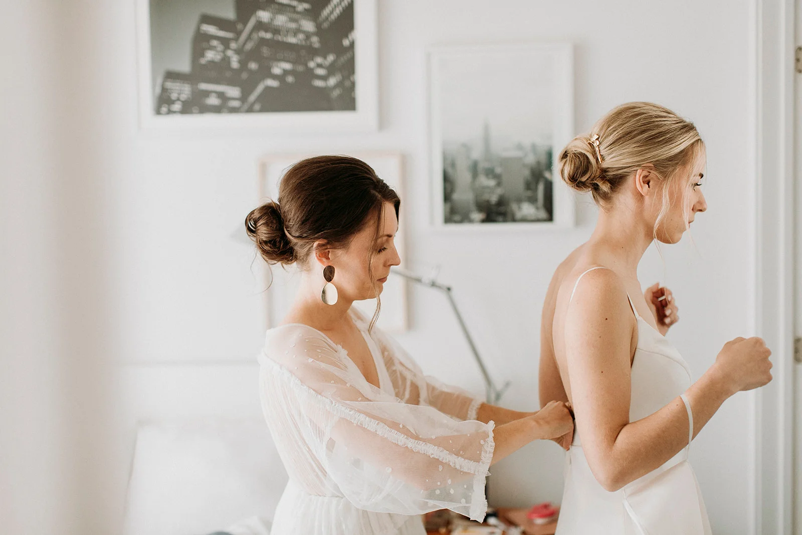 Brandon and Emilie’s wedding at the stunning @pavillondelajamaique blended modern elegance with natural charm in the heart of Montreal. Thoughtfully planned by @stori.events, the celebration featured refined details, lush floral arrangements by @elle