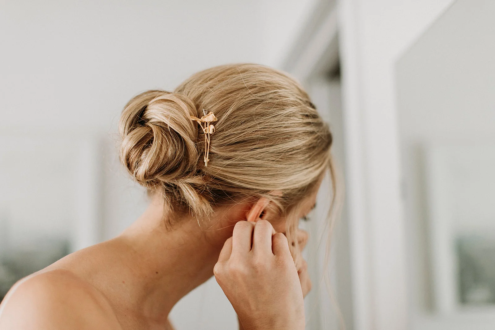 Brandon and Emilie’s wedding at the stunning @pavillondelajamaique blended modern elegance with natural charm in the heart of Montreal. Thoughtfully planned by @stori.events, the celebration featured refined details, lush floral arrangements by @elle