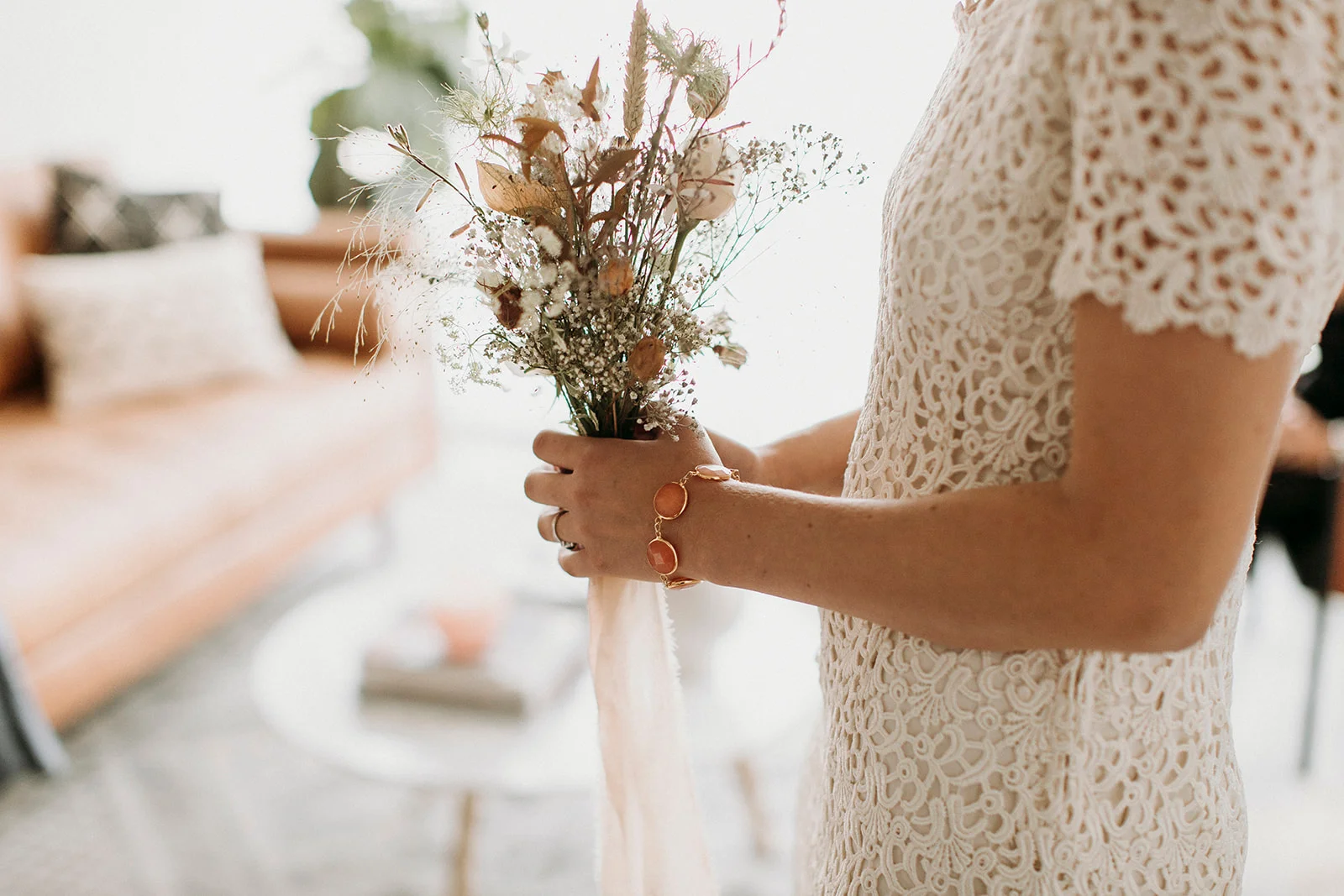 Brandon and Emilie’s wedding at the stunning @pavillondelajamaique blended modern elegance with natural charm in the heart of Montreal. Thoughtfully planned by @stori.events, the celebration featured refined details, lush floral arrangements by @elle