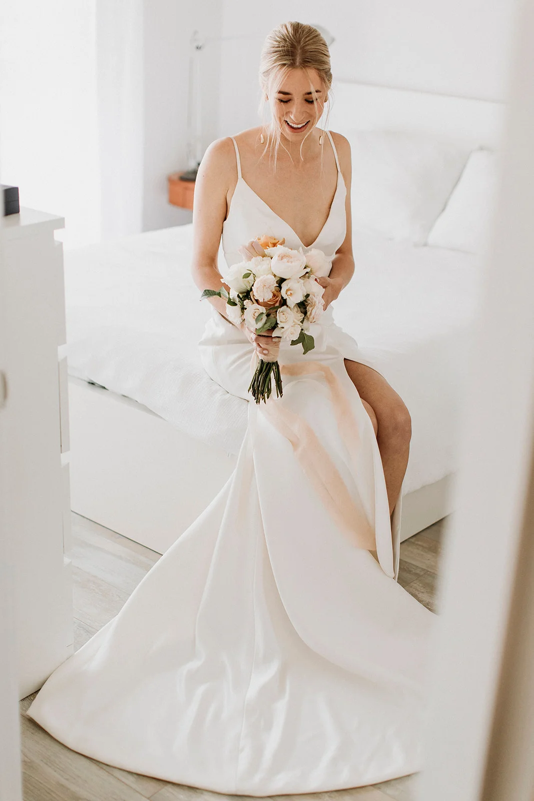 Brandon and Emilie’s wedding at the stunning @pavillondelajamaique blended modern elegance with natural charm in the heart of Montreal. Thoughtfully planned by @stori.events, the celebration featured refined details, lush floral arrangements by @elle