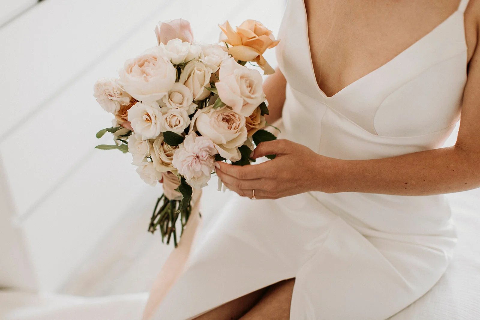 Brandon and Emilie’s wedding at the stunning @pavillondelajamaique blended modern elegance with natural charm in the heart of Montreal. Thoughtfully planned by @stori.events, the celebration featured refined details, lush floral arrangements by @elle