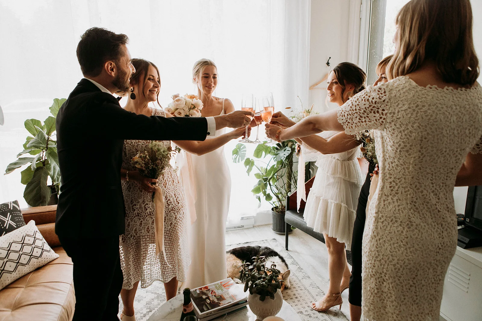Brandon and Emilie’s wedding at the stunning @pavillondelajamaique blended modern elegance with natural charm in the heart of Montreal. Thoughtfully planned by @stori.events, the celebration featured refined details, lush floral arrangements by @elle