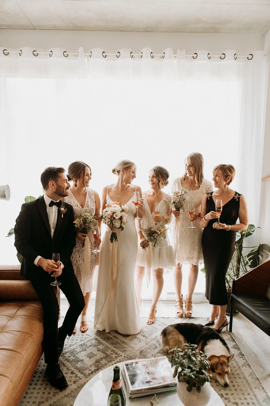 Brandon and Emilie’s wedding at the stunning @pavillondelajamaique blended modern elegance with natural charm in the heart of Montreal. Thoughtfully planned by @stori.events, the celebration featured refined details, lush floral arrangements by @elle