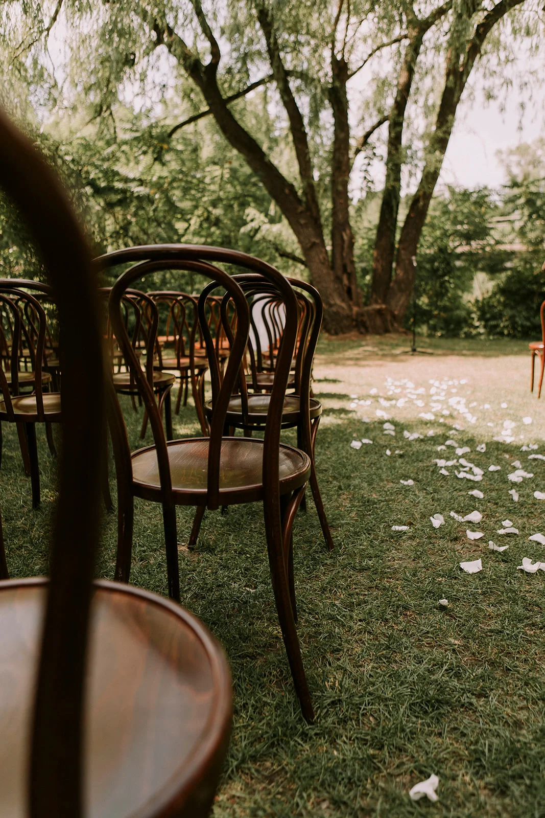 Brandon and Emilie’s wedding at the stunning @pavillondelajamaique blended modern elegance with natural charm in the heart of Montreal. Thoughtfully planned by @stori.events, the celebration featured refined details, lush floral arrangements by @elle