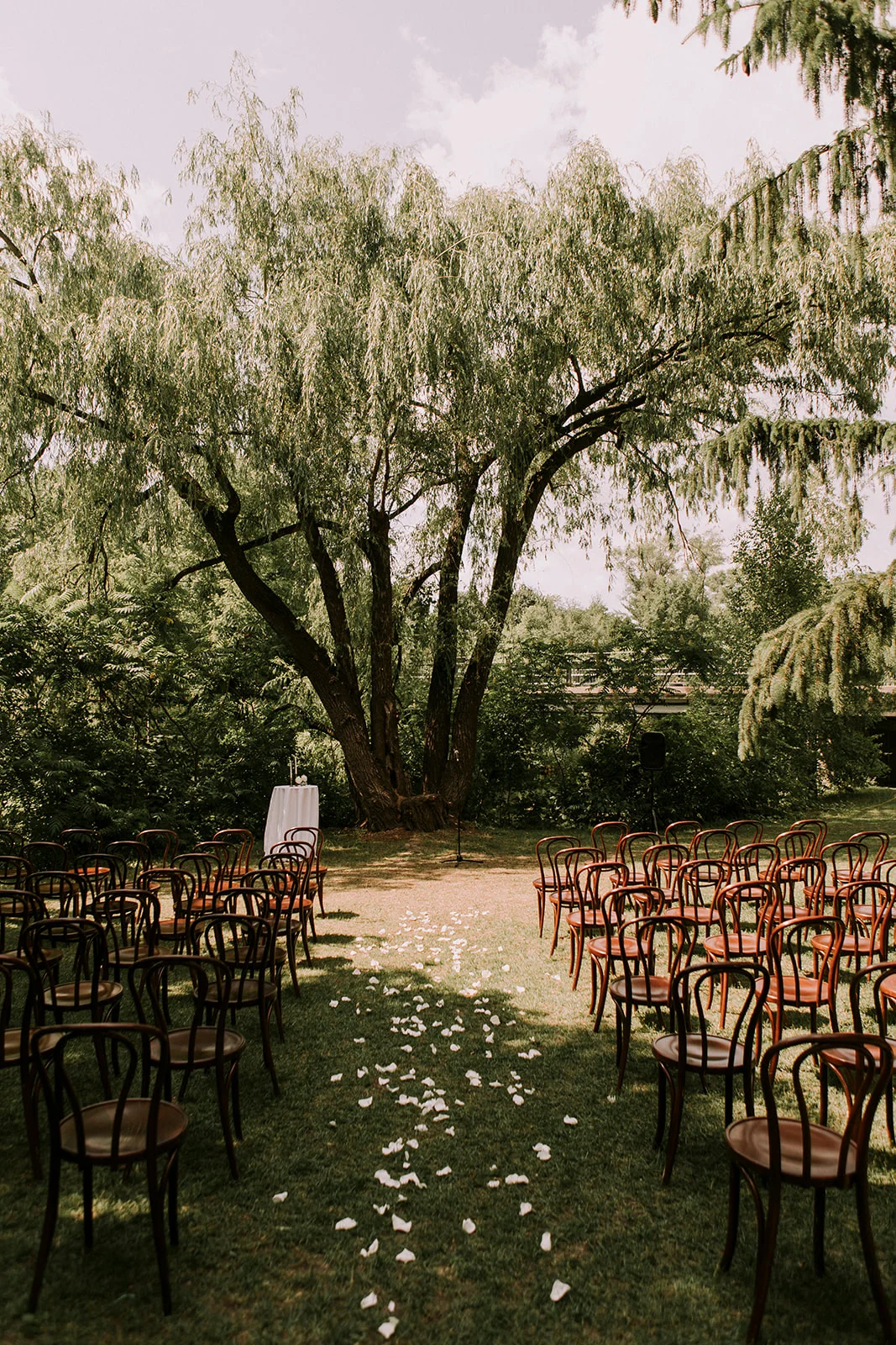 Brandon and Emilie’s wedding at the stunning @pavillondelajamaique blended modern elegance with natural charm in the heart of Montreal. Thoughtfully planned by @stori.events, the celebration featured refined details, lush floral arrangements by @elle