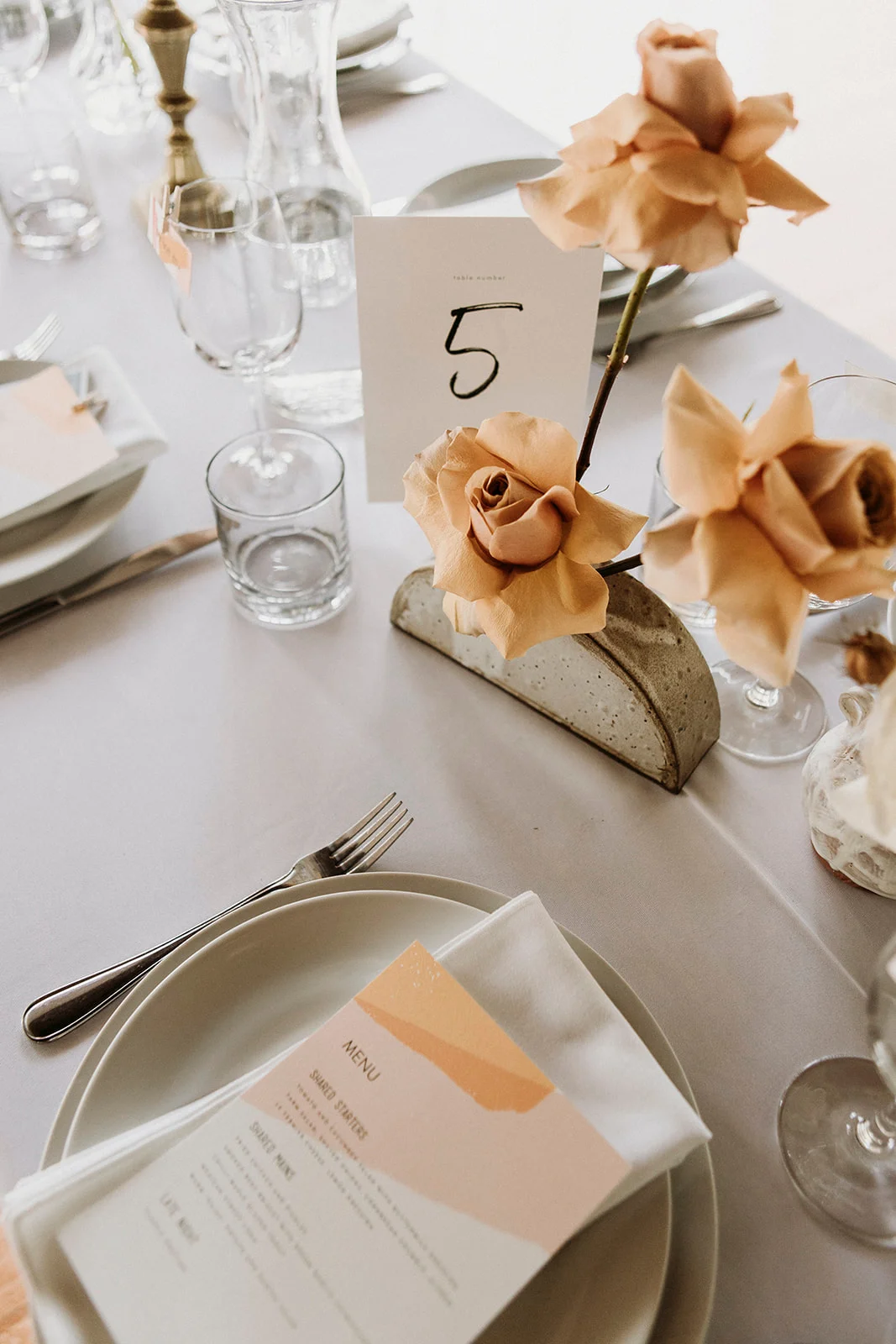 Brandon and Emilie’s wedding at the stunning @pavillondelajamaique blended modern elegance with natural charm in the heart of Montreal. Thoughtfully planned by @stori.events, the celebration featured refined details, lush floral arrangements by @elle
