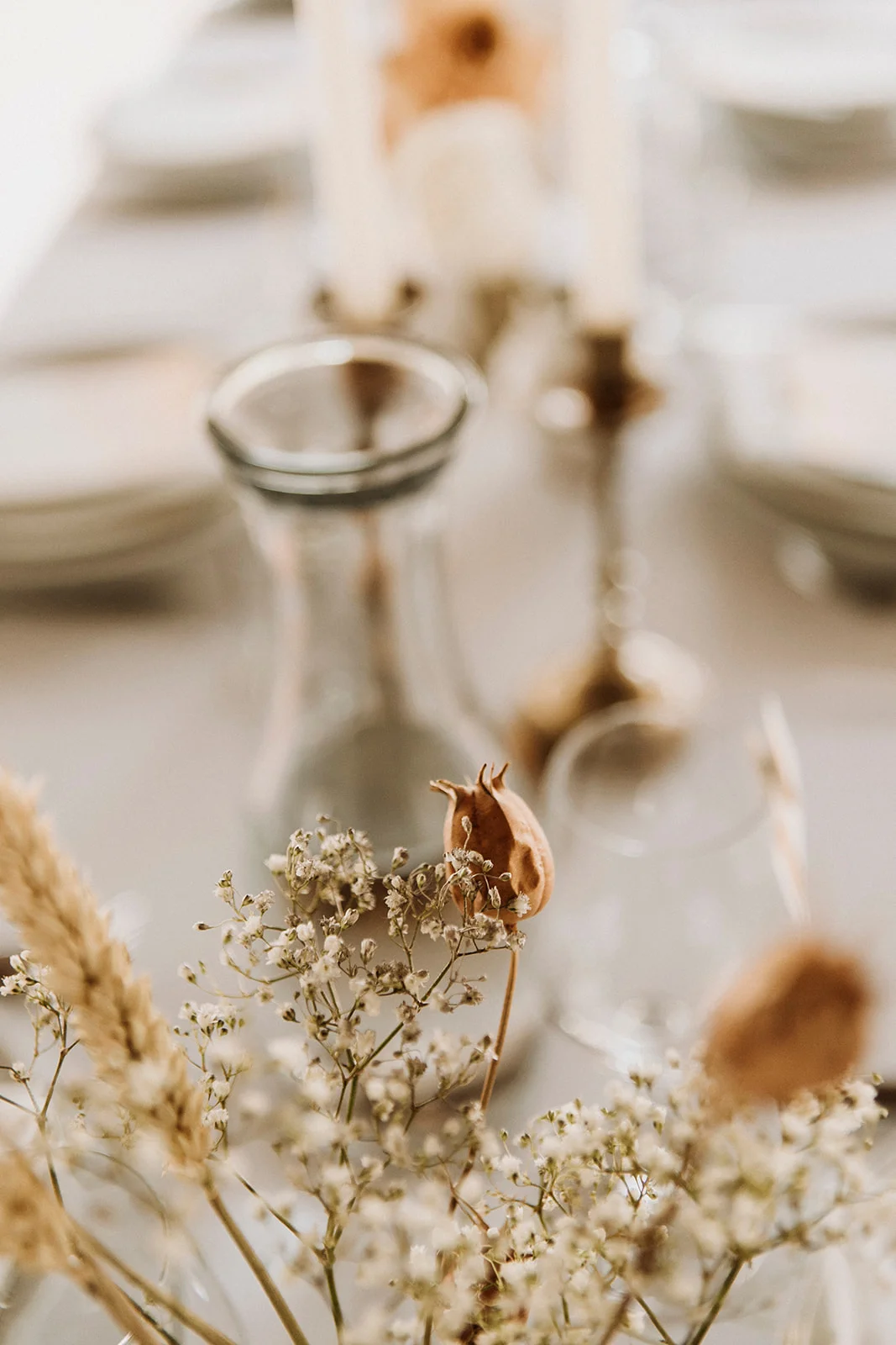 Brandon and Emilie’s wedding at the stunning @pavillondelajamaique blended modern elegance with natural charm in the heart of Montreal. Thoughtfully planned by @stori.events, the celebration featured refined details, lush floral arrangements by @elle
