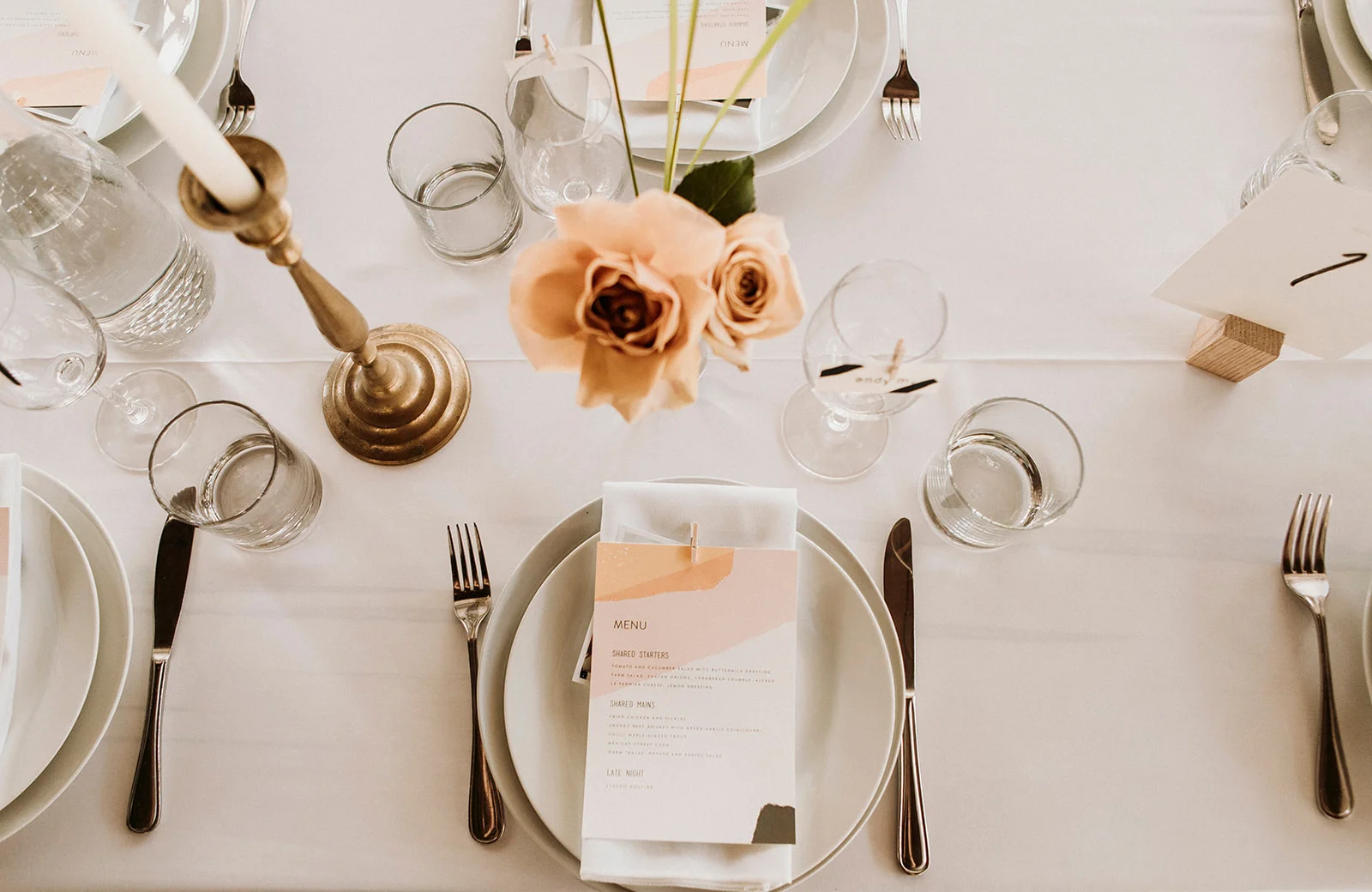 Brandon and Emilie’s wedding at the stunning @pavillondelajamaique blended modern elegance with natural charm in the heart of Montreal. Thoughtfully planned by @stori.events, the celebration featured refined details, lush floral arrangements by @elle