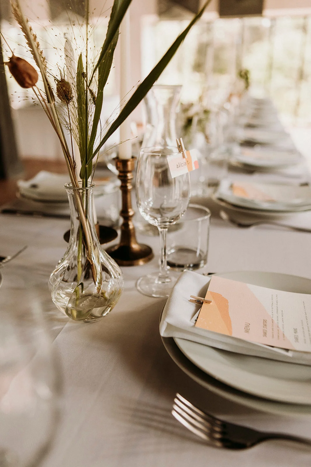 Brandon and Emilie’s wedding at the stunning @pavillondelajamaique blended modern elegance with natural charm in the heart of Montreal. Thoughtfully planned by @stori.events, the celebration featured refined details, lush floral arrangements by @elle