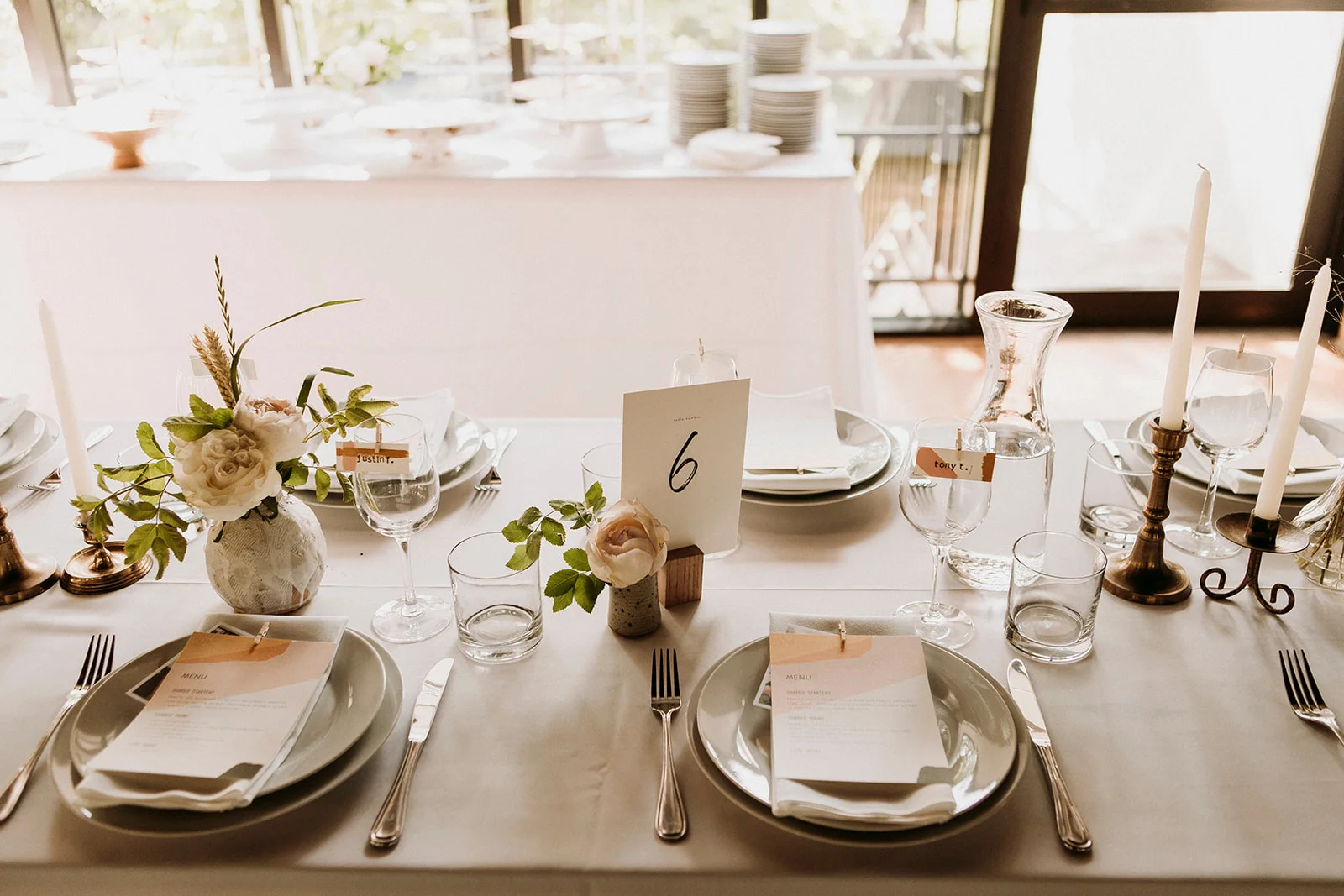 Brandon and Emilie’s wedding at the stunning @pavillondelajamaique blended modern elegance with natural charm in the heart of Montreal. Thoughtfully planned by @stori.events, the celebration featured refined details, lush floral arrangements by @elle