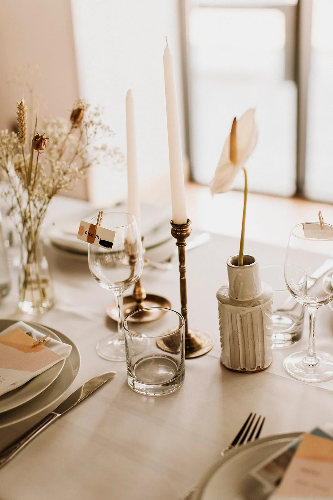 Brandon and Emilie’s wedding at the stunning @pavillondelajamaique blended modern elegance with natural charm in the heart of Montreal. Thoughtfully planned by @stori.events, the celebration featured refined details, lush floral arrangements by @elle