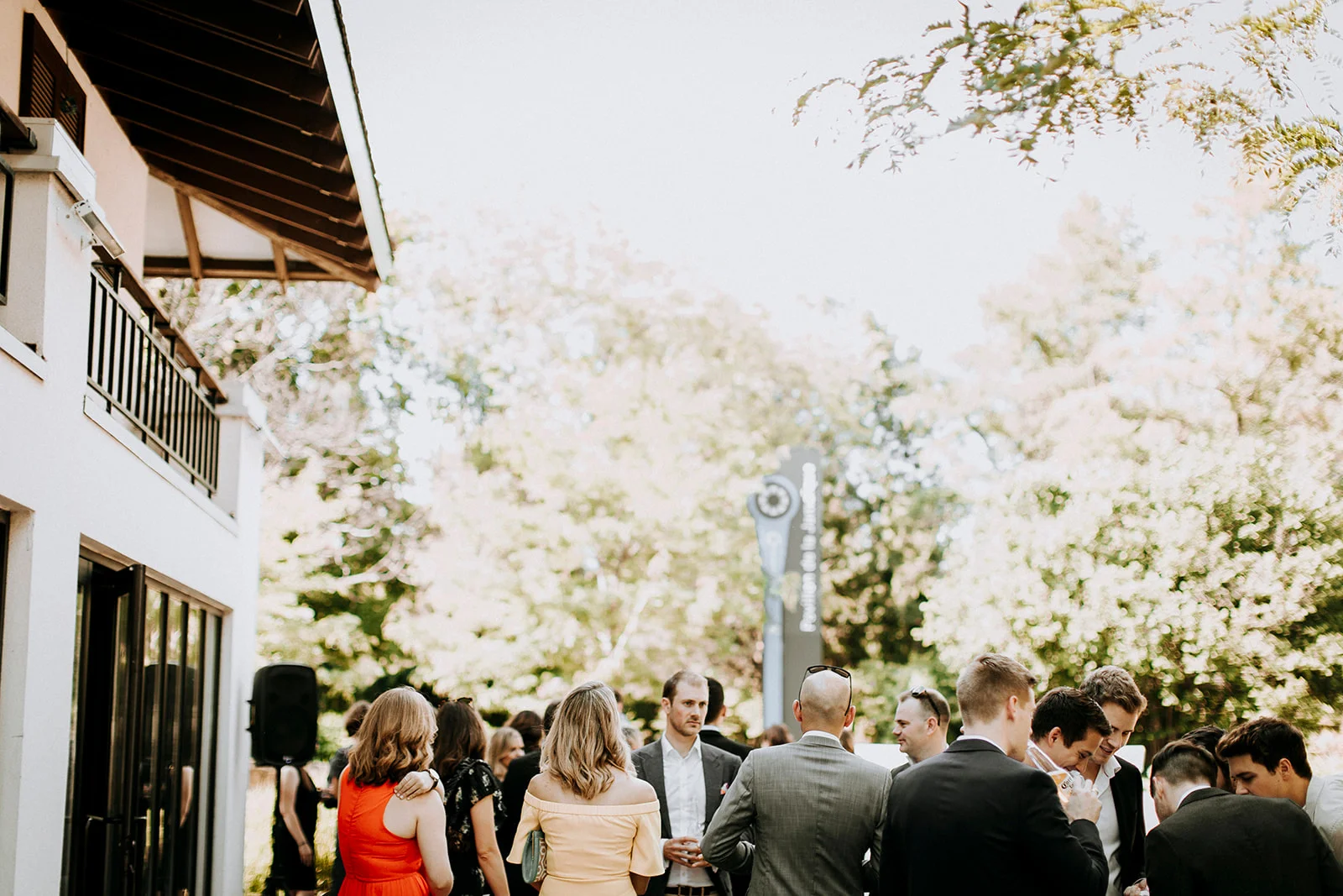 Brandon and Emilie’s wedding at the stunning @pavillondelajamaique blended modern elegance with natural charm in the heart of Montreal. Thoughtfully planned by @stori.events, the celebration featured refined details, lush floral arrangements by @elle