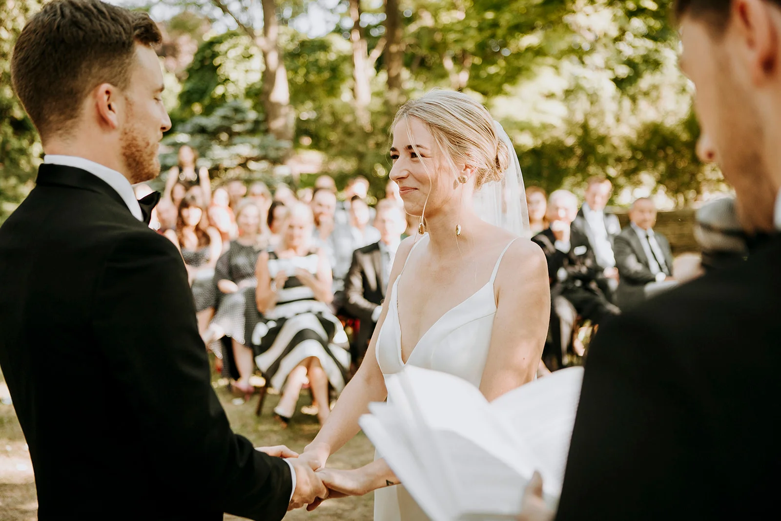 Brandon and Emilie’s wedding at the stunning @pavillondelajamaique blended modern elegance with natural charm in the heart of Montreal. Thoughtfully planned by @stori.events, the celebration featured refined details, lush floral arrangements by @elle