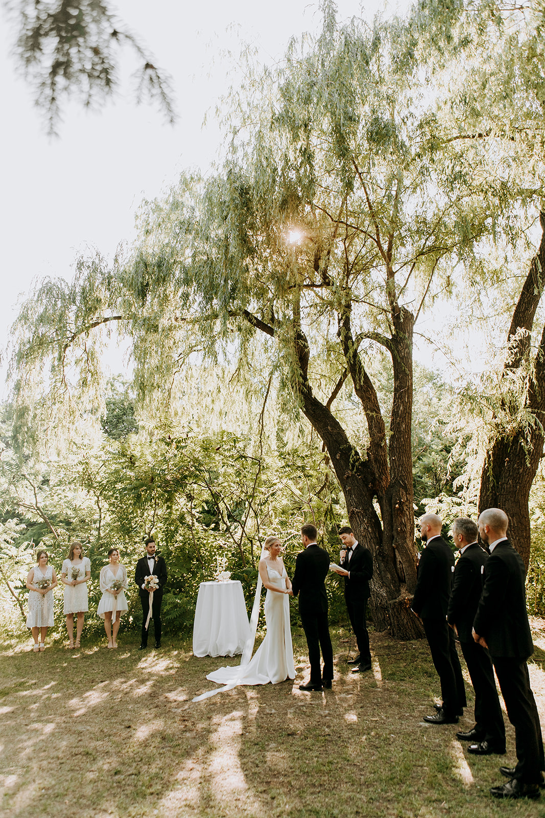 Brandon and Emilie’s wedding at the stunning @pavillondelajamaique blended modern elegance with natural charm in the heart of Montreal. Thoughtfully planned by @stori.events, the celebration featured refined details, lush floral arrangements by @elle