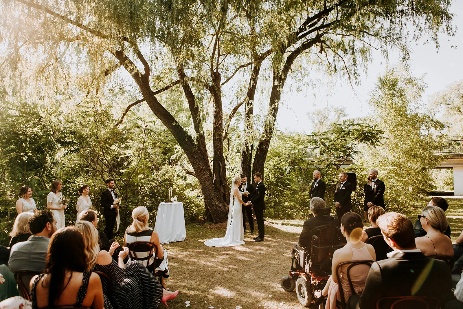 Brandon and Emilie’s wedding at the stunning @pavillondelajamaique blended modern elegance with natural charm in the heart of Montreal. Thoughtfully planned by @stori.events, the celebration featured refined details, lush floral arrangements by @elle