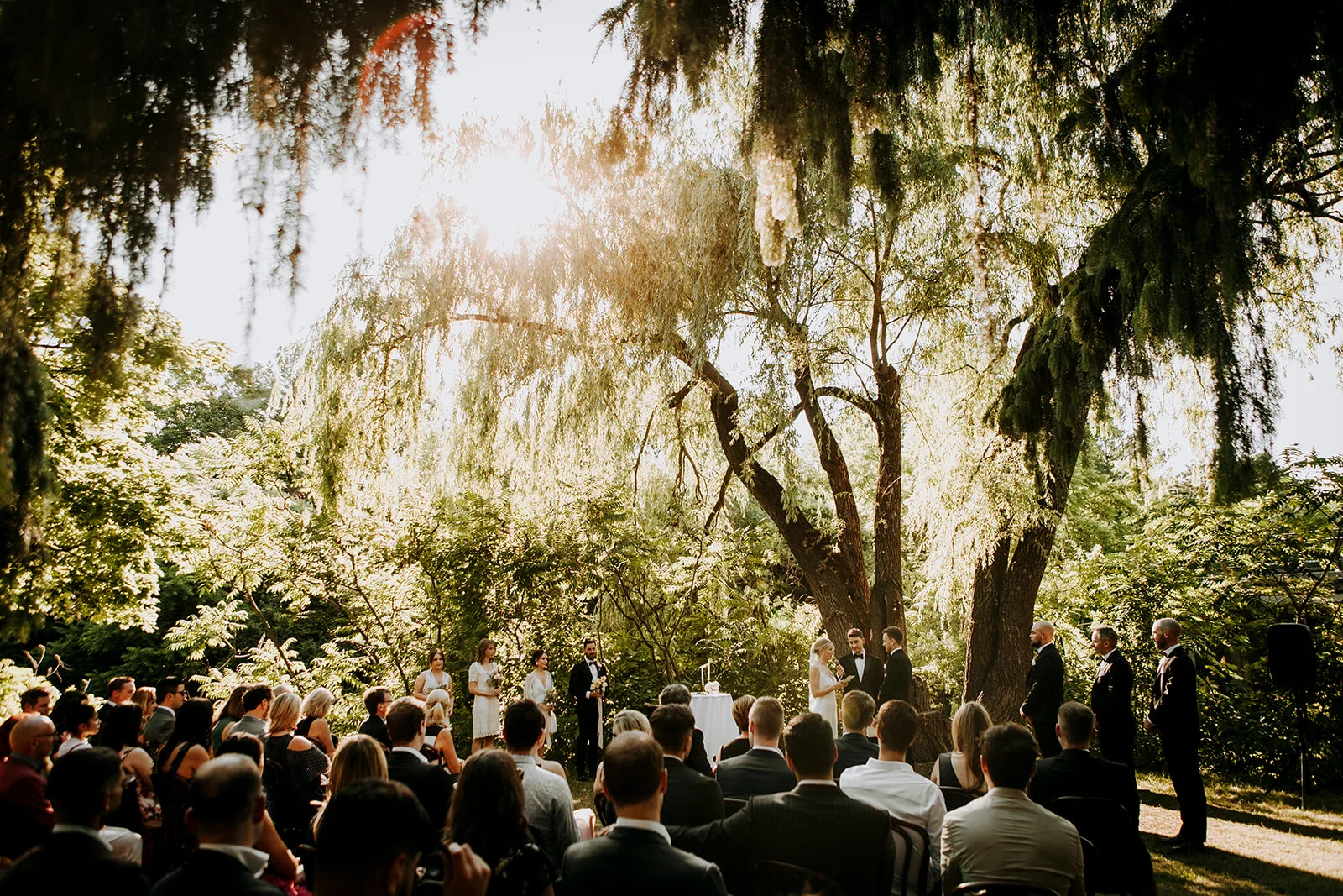 Brandon and Emilie’s wedding at the stunning @pavillondelajamaique blended modern elegance with natural charm in the heart of Montreal. Thoughtfully planned by @stori.events, the celebration featured refined details, lush floral arrangements by @elle
