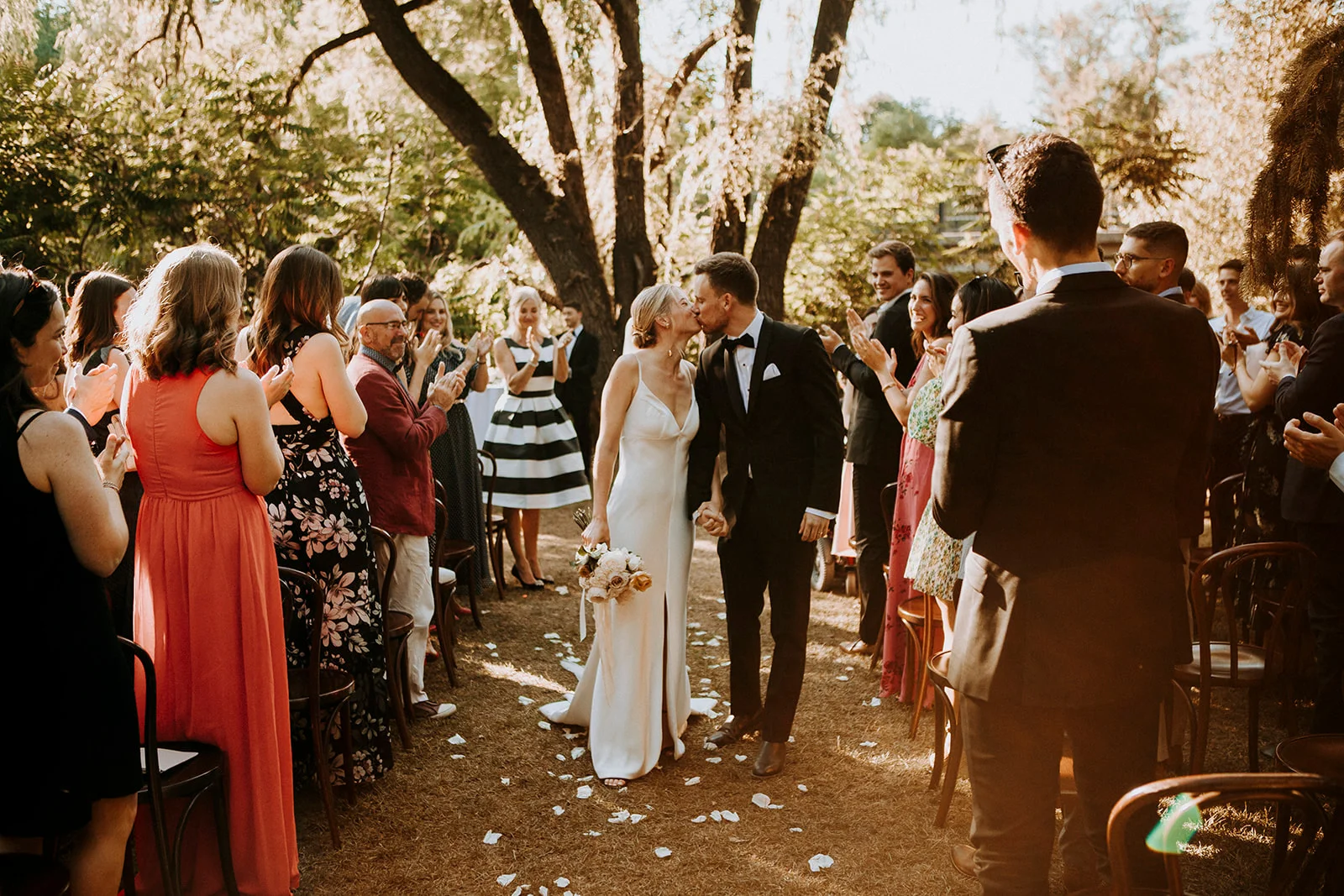 Brandon and Emilie’s wedding at the stunning @pavillondelajamaique blended modern elegance with natural charm in the heart of Montreal. Thoughtfully planned by @stori.events, the celebration featured refined details, lush floral arrangements by @elle