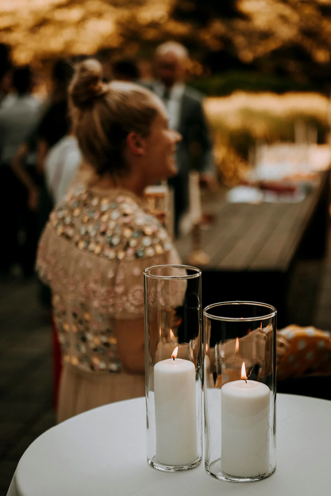 Brandon and Emilie’s wedding at the stunning @pavillondelajamaique blended modern elegance with natural charm in the heart of Montreal. Thoughtfully planned by @stori.events, the celebration featured refined details, lush floral arrangements by @elle