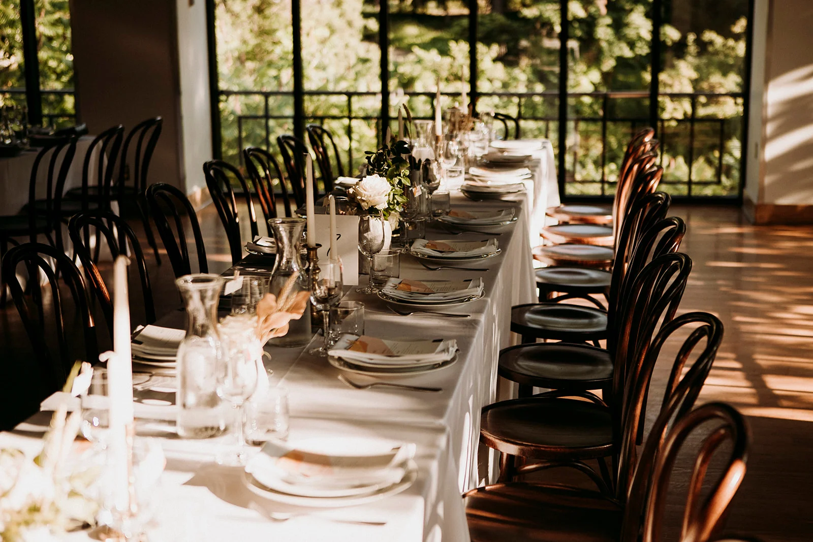 Brandon and Emilie’s wedding at the stunning @pavillondelajamaique blended modern elegance with natural charm in the heart of Montreal. Thoughtfully planned by @stori.events, the celebration featured refined details, lush floral arrangements by @elle