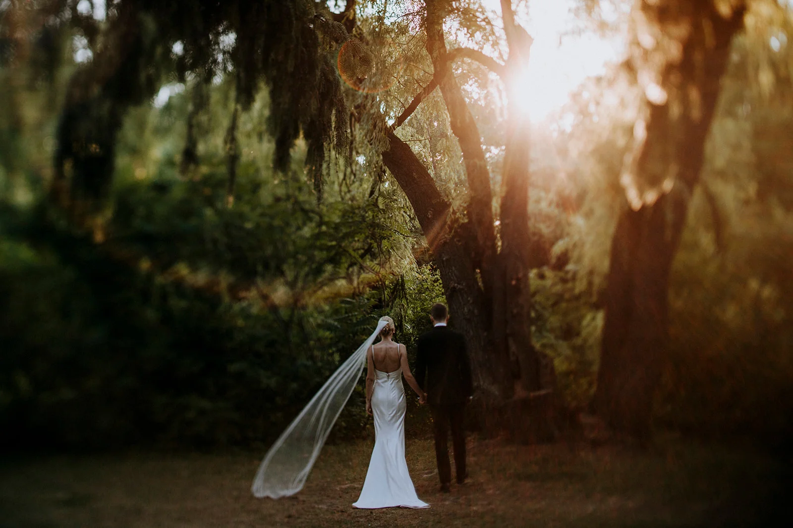 Brandon and Emilie’s wedding at the stunning @pavillondelajamaique blended modern elegance with natural charm in the heart of Montreal. Thoughtfully planned by @stori.events, the celebration featured refined details, lush floral arrangements by @elle