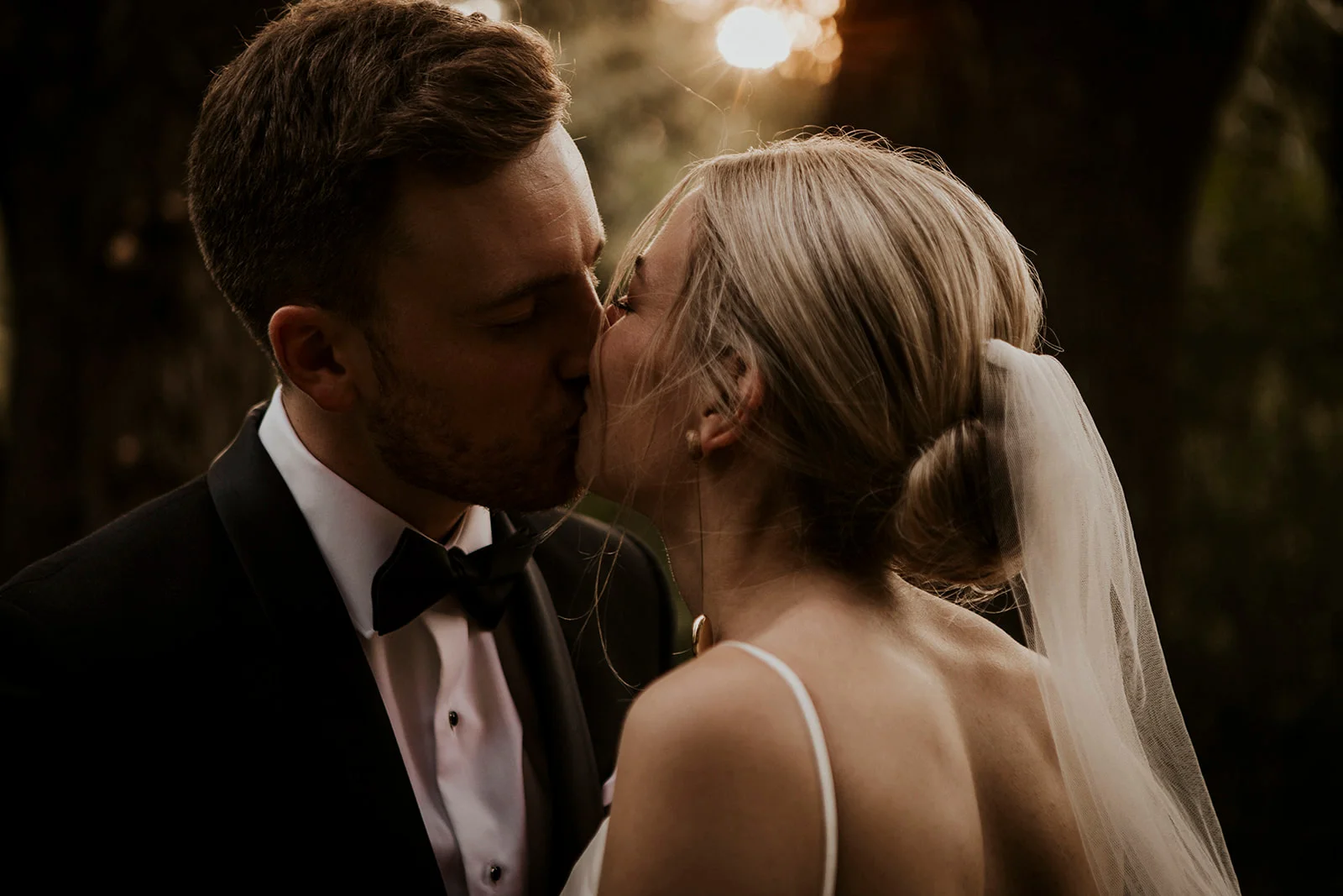 Brandon and Emilie’s wedding at the stunning @pavillondelajamaique blended modern elegance with natural charm in the heart of Montreal. Thoughtfully planned by @stori.events, the celebration featured refined details, lush floral arrangements by @elle