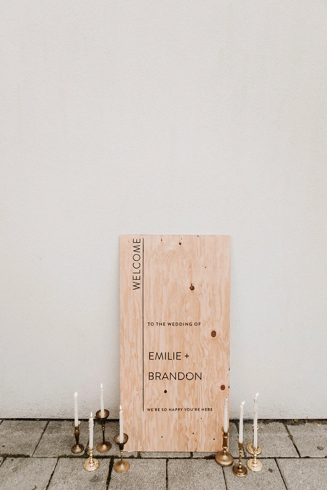 Brandon and Emilie’s wedding at the stunning @pavillondelajamaique blended modern elegance with natural charm in the heart of Montreal. Thoughtfully planned by @stori.events, the celebration featured refined details, lush floral arrangements by @elle