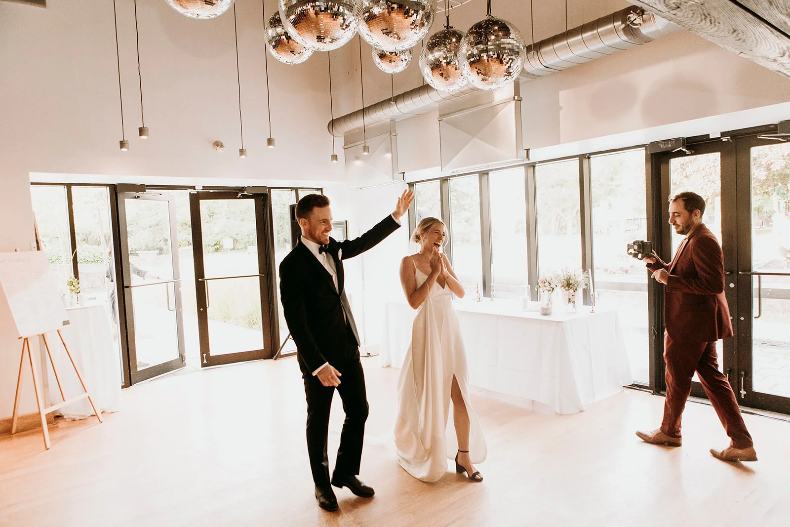 Brandon and Emilie’s wedding at the stunning @pavillondelajamaique blended modern elegance with natural charm in the heart of Montreal. Thoughtfully planned by @stori.events, the celebration featured refined details, lush floral arrangements by @elle