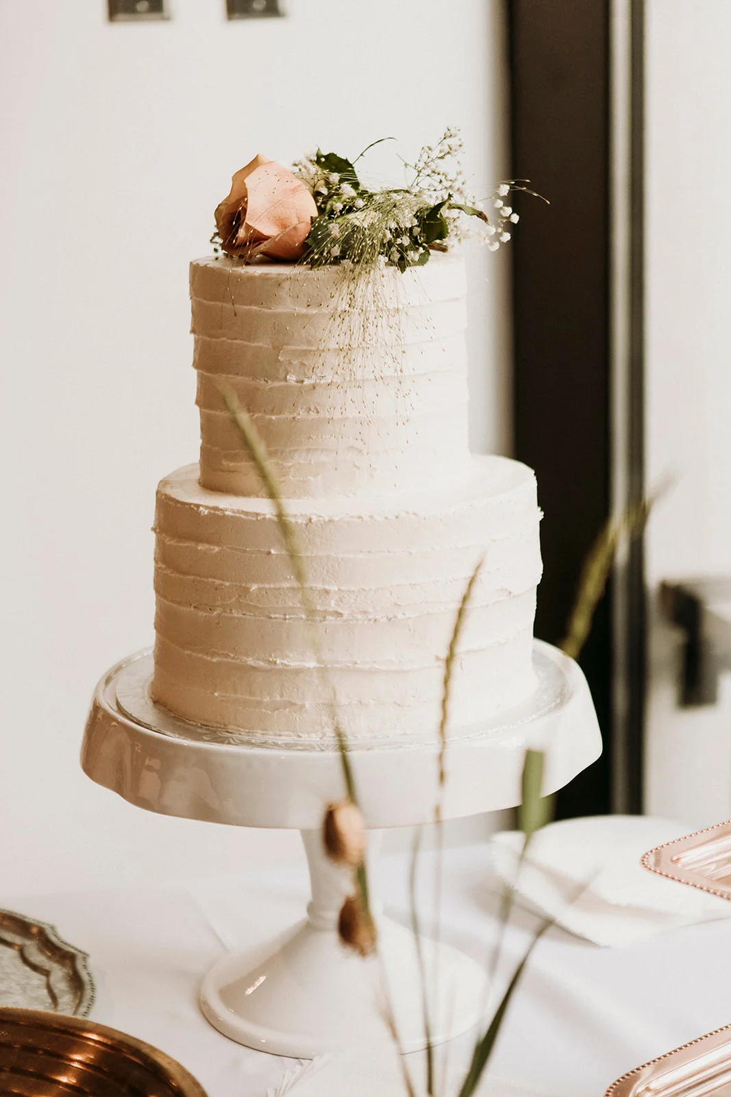 Brandon and Emilie’s wedding at the stunning @pavillondelajamaique blended modern elegance with natural charm in the heart of Montreal. Thoughtfully planned by @stori.events, the celebration featured refined details, lush floral arrangements by @elle