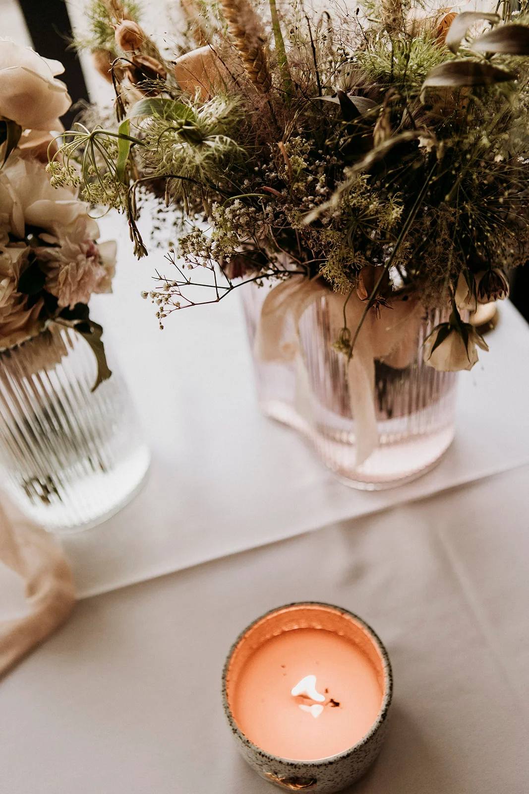 Brandon and Emilie’s wedding at the stunning @pavillondelajamaique blended modern elegance with natural charm in the heart of Montreal. Thoughtfully planned by @stori.events, the celebration featured refined details, lush floral arrangements by @elle