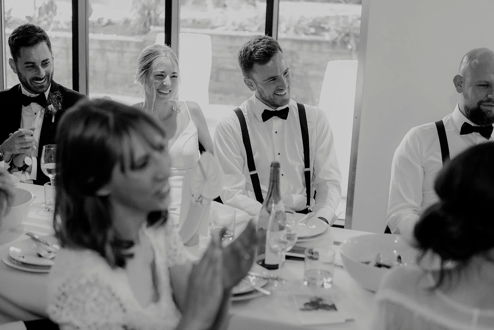 Brandon and Emilie’s wedding at the stunning @pavillondelajamaique blended modern elegance with natural charm in the heart of Montreal. Thoughtfully planned by @stori.events, the celebration featured refined details, lush floral arrangements by @elle