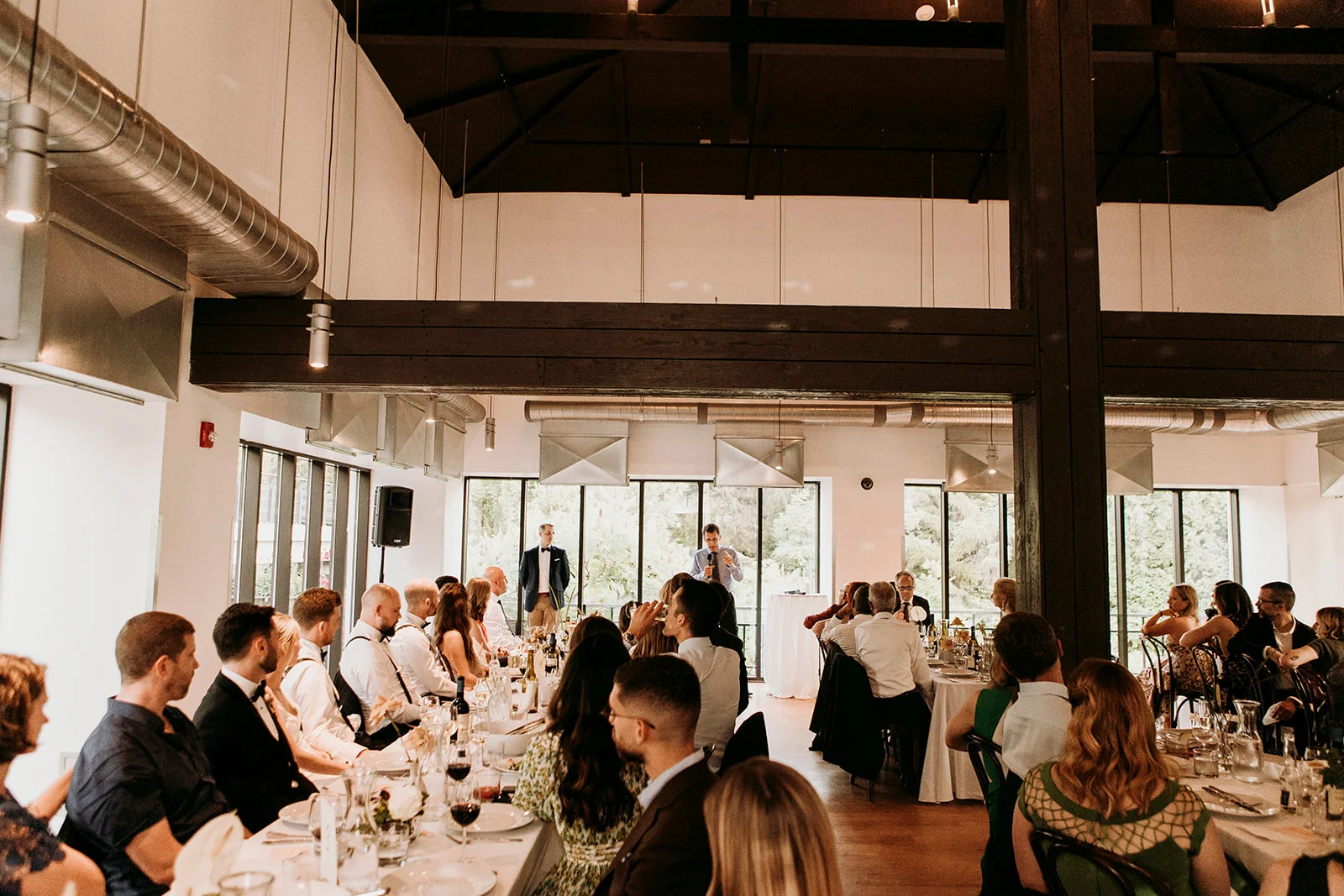 Brandon and Emilie’s wedding at the stunning @pavillondelajamaique blended modern elegance with natural charm in the heart of Montreal. Thoughtfully planned by @stori.events, the celebration featured refined details, lush floral arrangements by @elle
