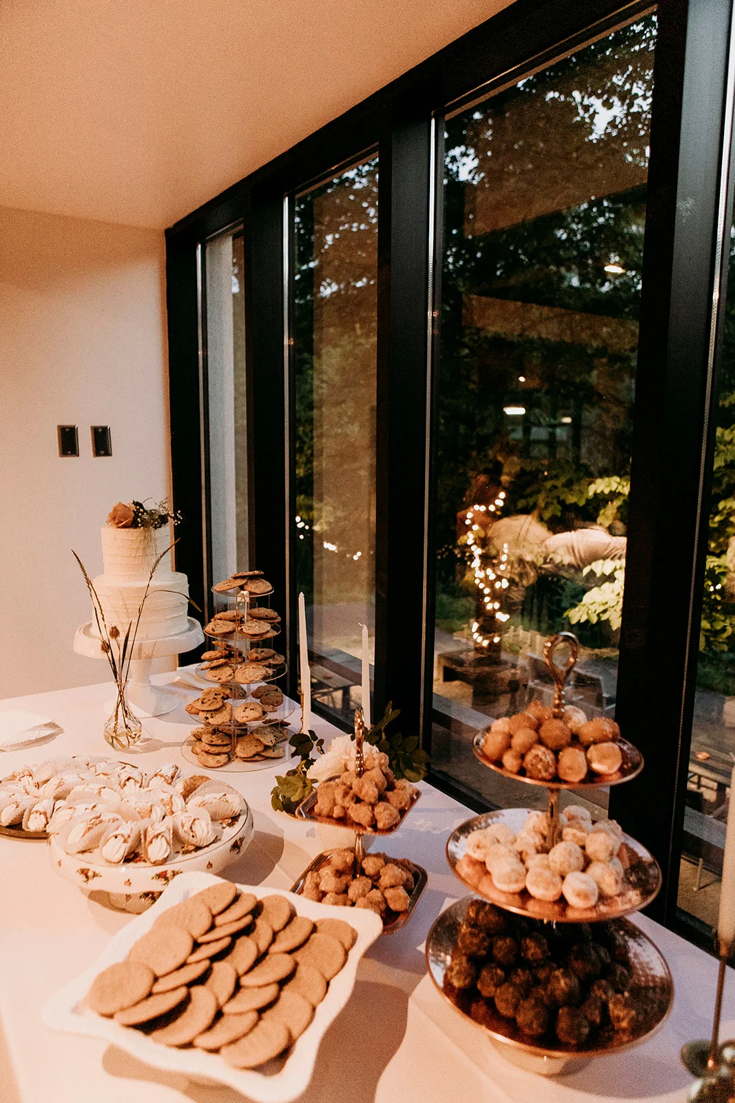 Brandon and Emilie’s wedding at the stunning @pavillondelajamaique blended modern elegance with natural charm in the heart of Montreal. Thoughtfully planned by @stori.events, the celebration featured refined details, lush floral arrangements by @elle