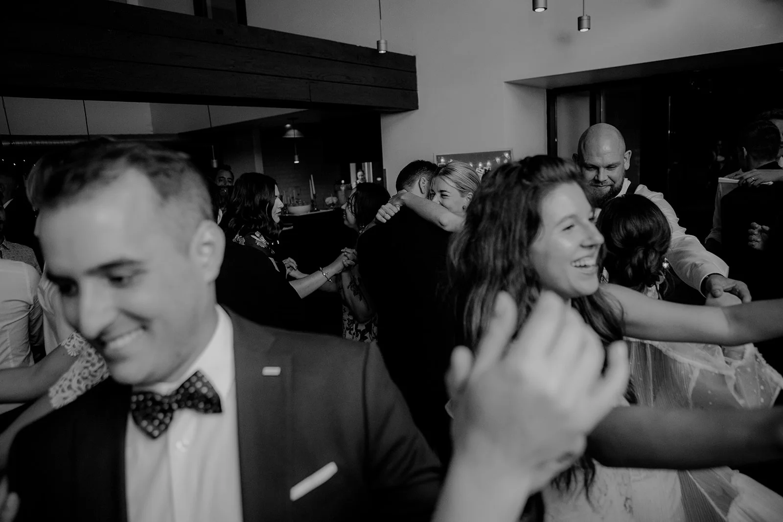 Brandon and Emilie’s wedding at the stunning @pavillondelajamaique blended modern elegance with natural charm in the heart of Montreal. Thoughtfully planned by @stori.events, the celebration featured refined details, lush floral arrangements by @elle