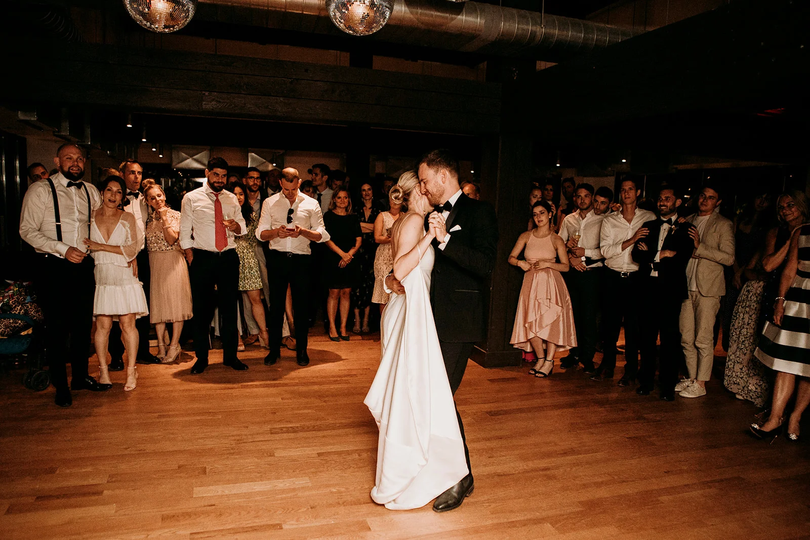 Brandon and Emilie’s wedding at the stunning @pavillondelajamaique blended modern elegance with natural charm in the heart of Montreal. Thoughtfully planned by @stori.events, the celebration featured refined details, lush floral arrangements by @elle