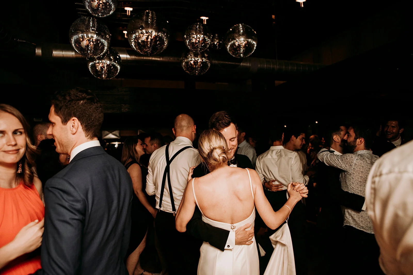 Brandon and Emilie’s wedding at the stunning @pavillondelajamaique blended modern elegance with natural charm in the heart of Montreal. Thoughtfully planned by @stori.events, the celebration featured refined details, lush floral arrangements by @elle
