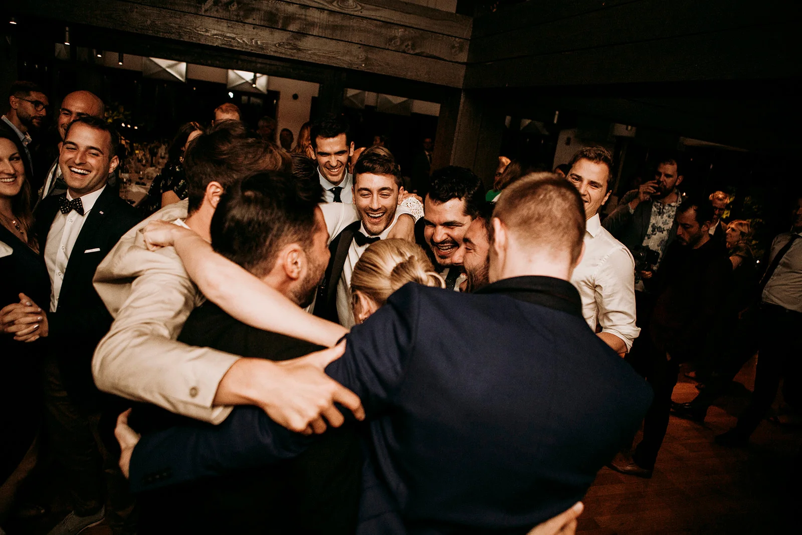 Brandon and Emilie’s wedding at the stunning @pavillondelajamaique blended modern elegance with natural charm in the heart of Montreal. Thoughtfully planned by @stori.events, the celebration featured refined details, lush floral arrangements by @elle