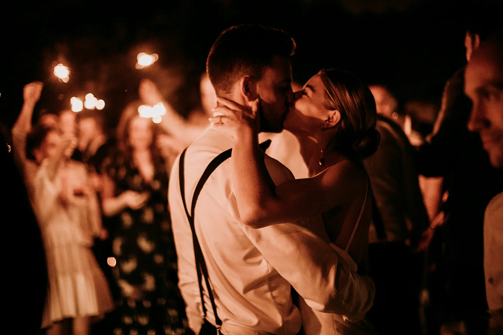 Brandon and Emilie’s wedding at the stunning @pavillondelajamaique blended modern elegance with natural charm in the heart of Montreal. Thoughtfully planned by @stori.events, the celebration featured refined details, lush floral arrangements by @elle