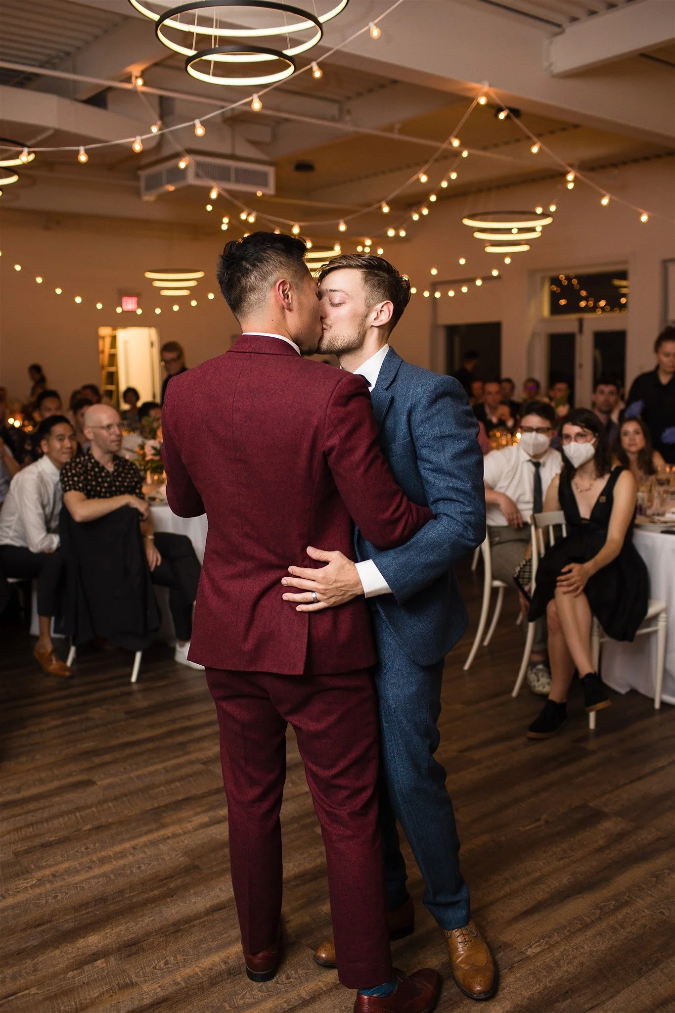 Michael and Jacob’s unforgettable wedding at The Henley Room in Toronto was a vibrant celebration of love and community. Planned by @stori.events, the day featured stunning florals by @theflower597toronto, incredible performances by drag queens Fay S