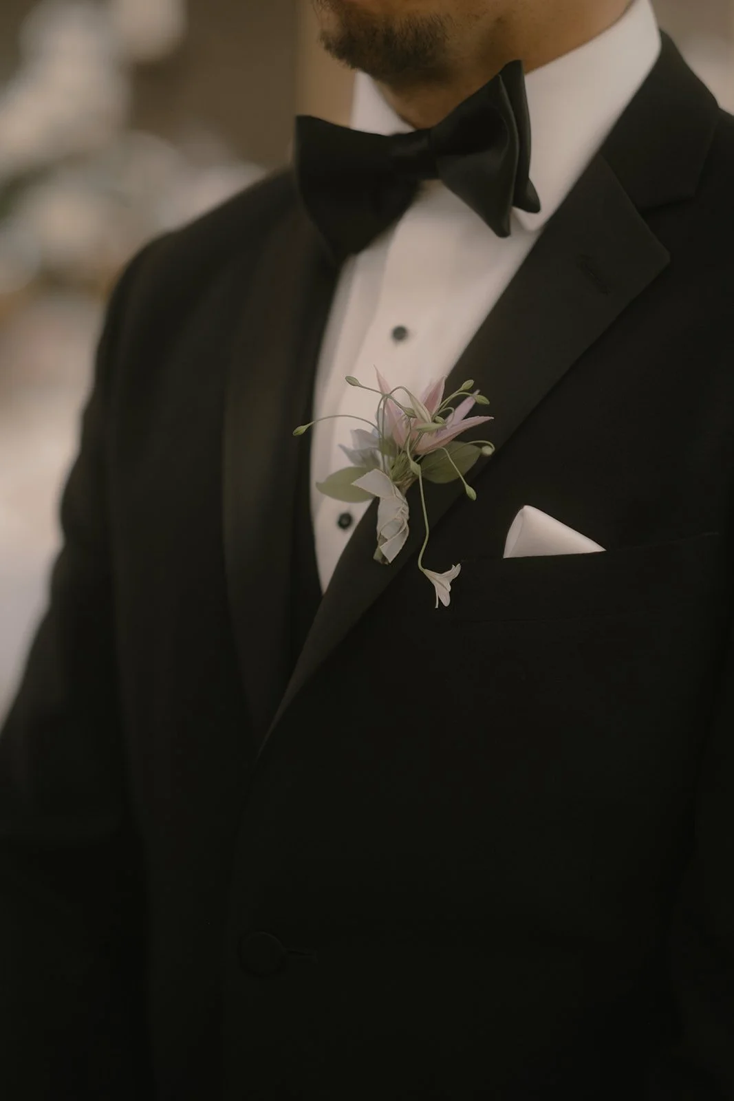 Andrea and Damian’s elegant wedding at The Ritz-Carlton Montreal was flawlessly planned by @stori.events and team. Captured by @kristina.bastien, the day featured stunning details, beautiful styling, and expert hair and makeup by @vanessaintrevado An