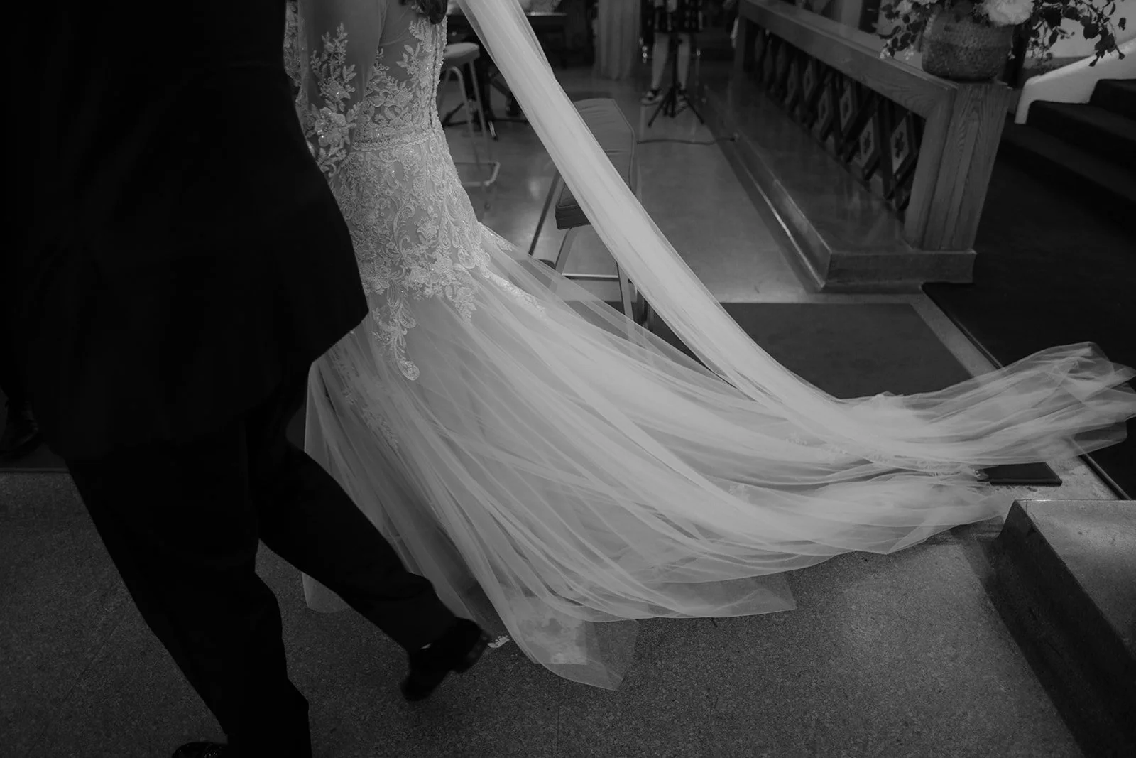 Andrea and Damian’s elegant wedding at The Ritz-Carlton Montreal was flawlessly planned by @stori.events and team. Captured by @kristina.bastien, the day featured stunning details, beautiful styling, and expert hair and makeup by @vanessaintrevado An