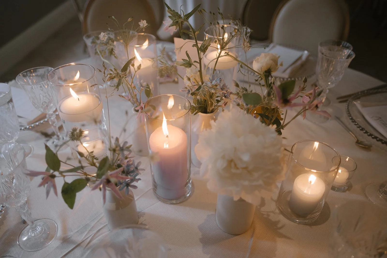 Andrea and Damian’s elegant wedding at The Ritz-Carlton Montreal was flawlessly planned by @stori.events and team. Captured by @kristina.bastien, the day featured stunning details, beautiful styling, and expert hair and makeup by @vanessaintrevado An